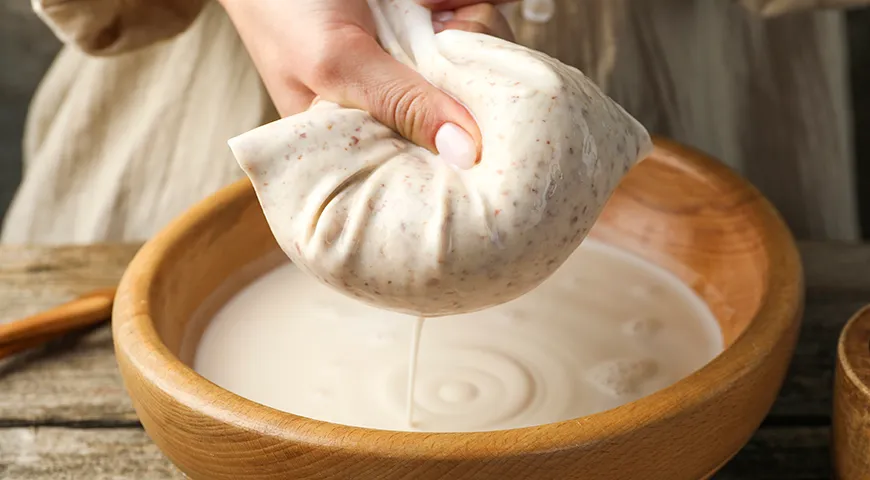 Процесс приготовления миндального молока