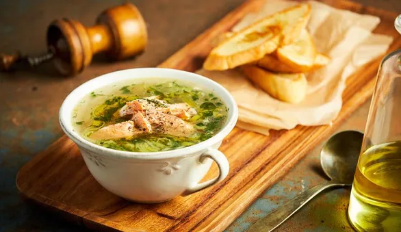 Уха из головы лосося с луком-пореем