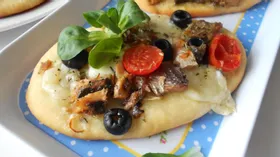 Мини-пицца с сайрой, моцареллой и маслинами