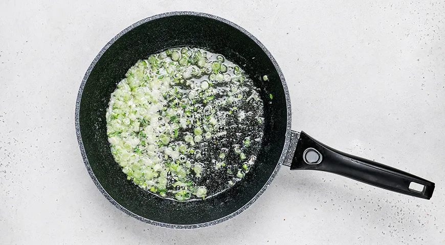 Макароны с яйцом и луком