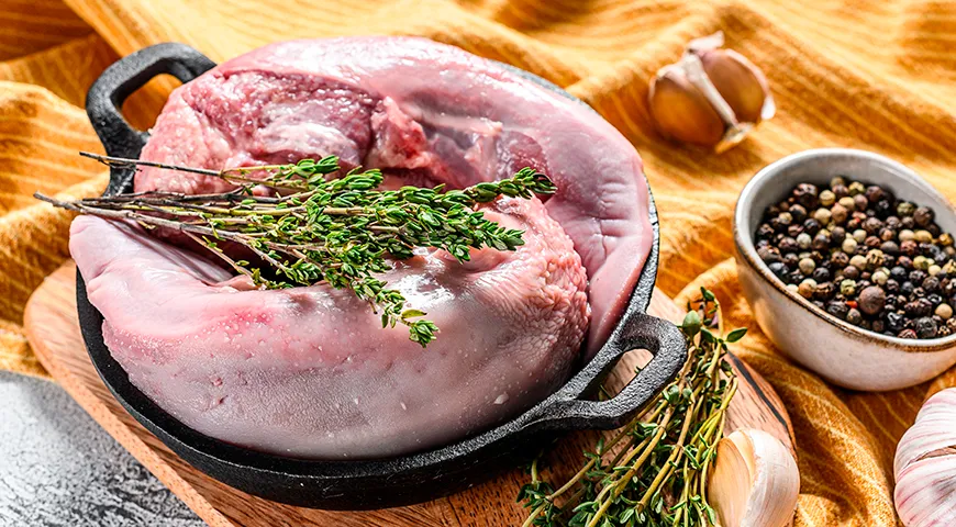 Качественный свежий свиной язык отличается упругой структурой без повреждений