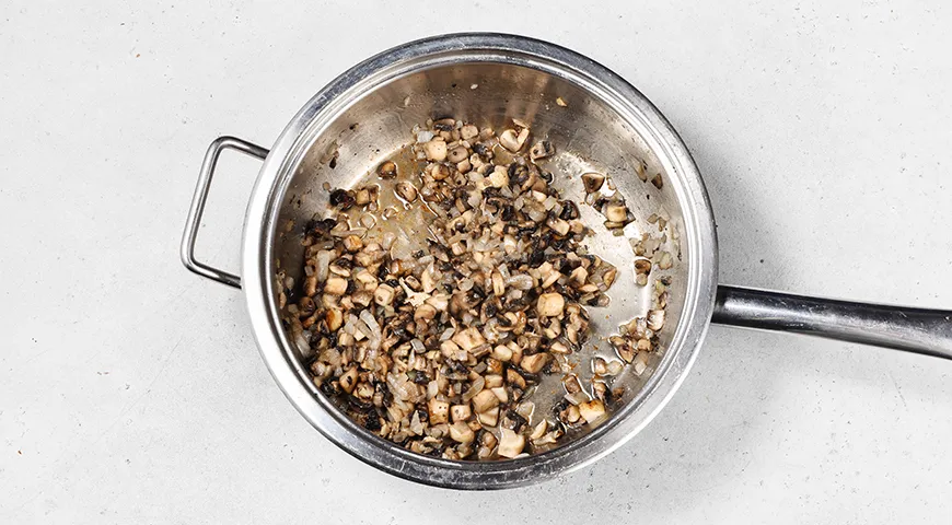 Куриные фрикадельки в грибном соусе (на сковороде)