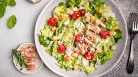 Кулинары раскрыли секрет приготовления домашней пасты со вкусом легендарного салата