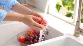 Диетолог рассказала, почему нельзя мыть овощи и фрукты мылом или средством для мытья посуды