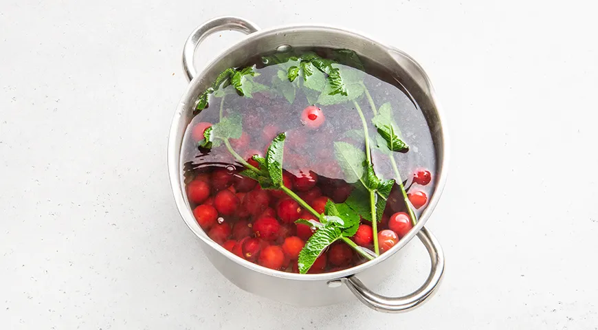 Компот из вишни с косточками