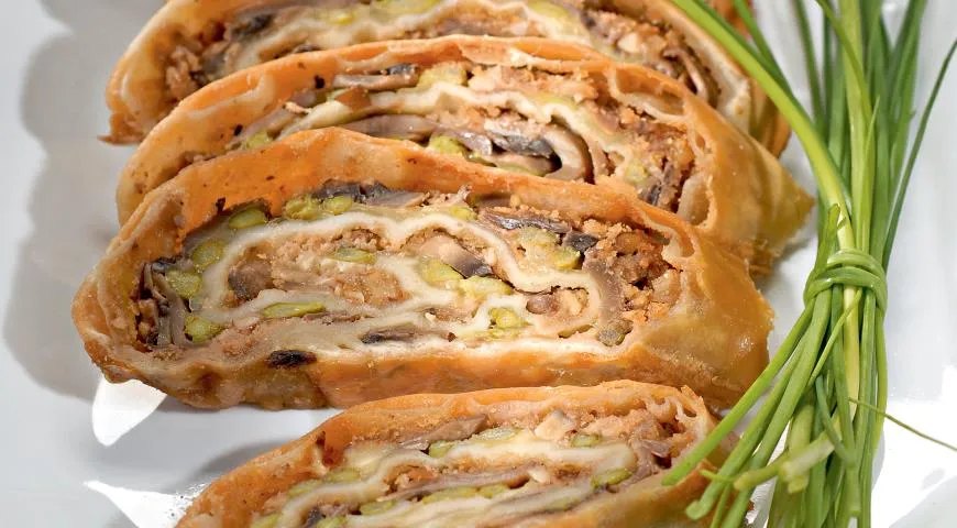 Штрудель с грибами и спаржей