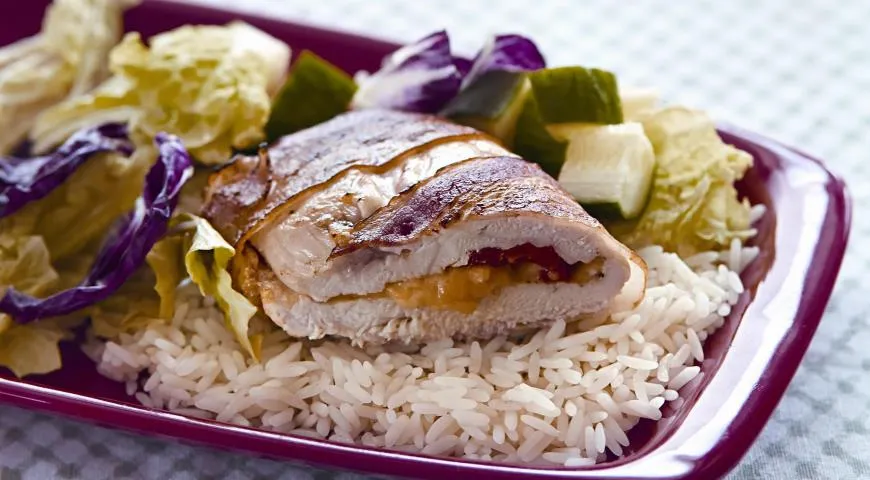 Куриное филе со сладким перцем и сыром в беконе