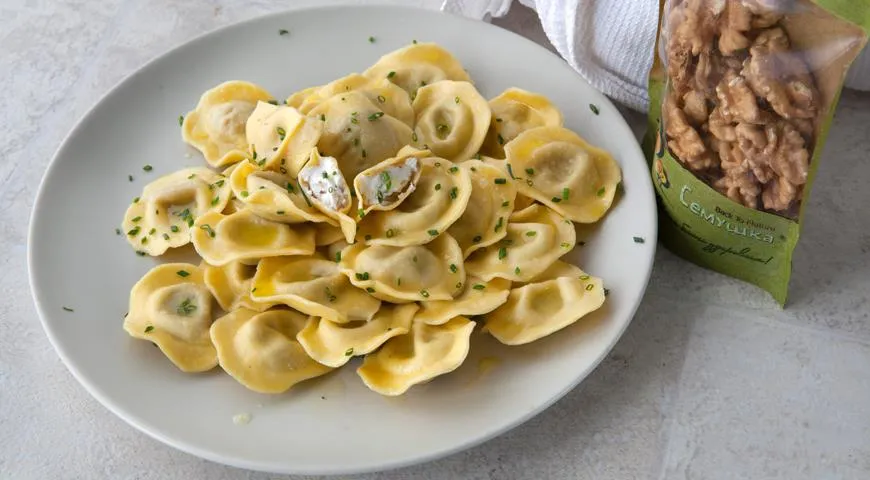 Равиоли с молодым сыром и грецкими орехами