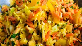 Салат «Будь в форме» с капустой, болгарским перцем, морковью и сельдереем