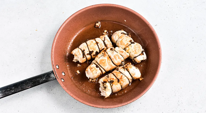 Куриные рулеты с грибами и сыром в сметанном соусе в духовке