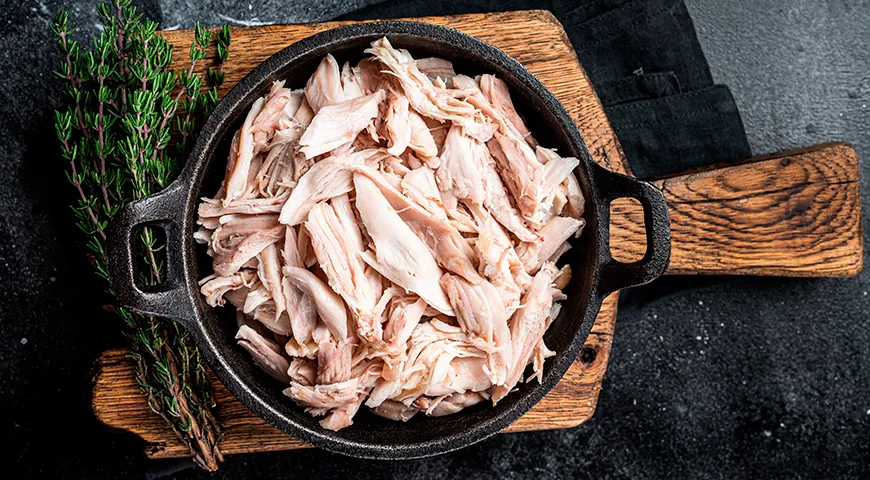 Рекомендуемая суточная норма потребления вареной курицы для взрослых составляет 100–200 г