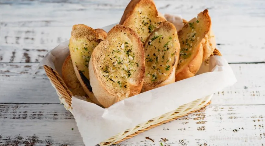 Чесночные гренки из белого хлеба — совсем другое блюдо, но не менее прекрасное