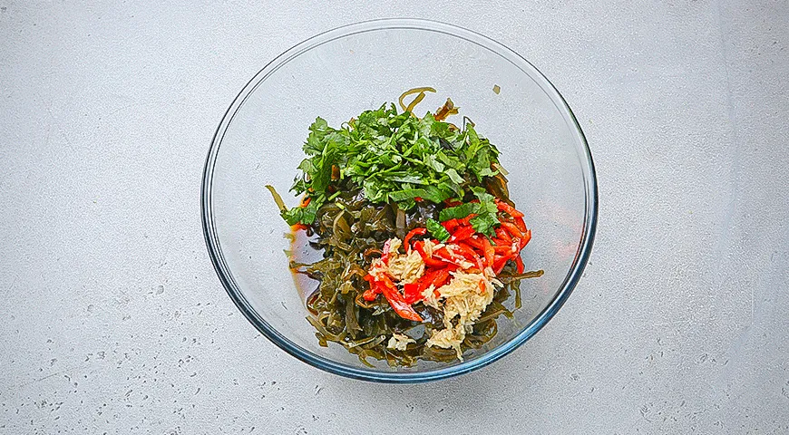 Салат из морской капусты с чили-заправкой