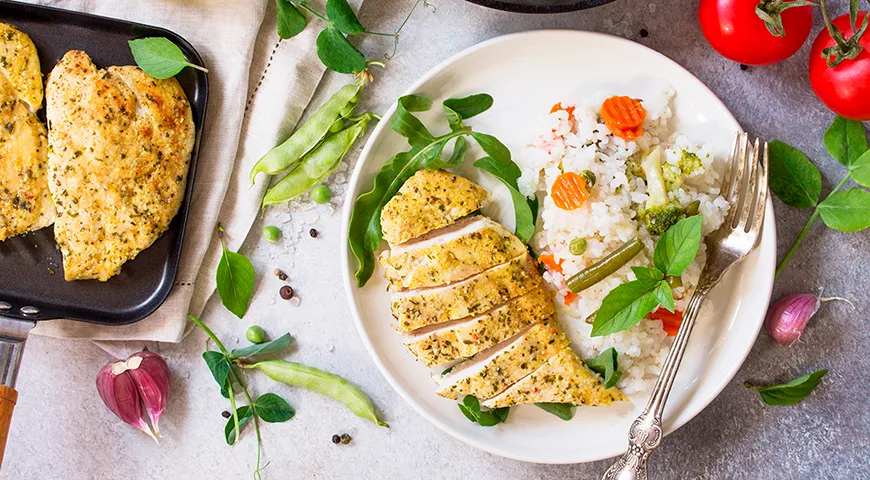 Рекомендуемая суточная норма потребления запеченной куриной грудки для взрослых составляет 120–200 граммов