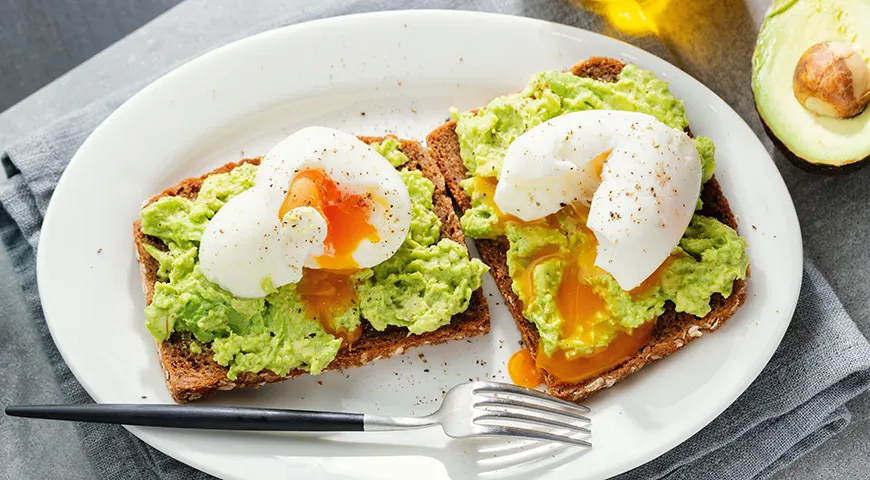 Яйца на завтрак, да еще с зерновым хлебом и авокадо – очень правильный выбор