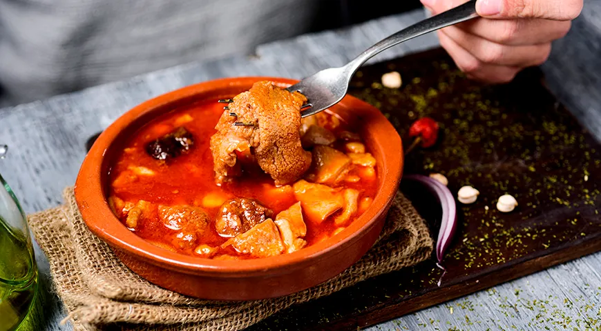 В Испании говяжий рубец добавляют в кастильские рагу с фасолью