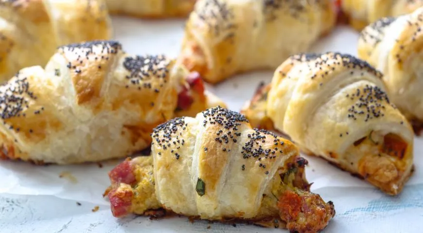 Рогалики с ветчиной, сыром и помидорами