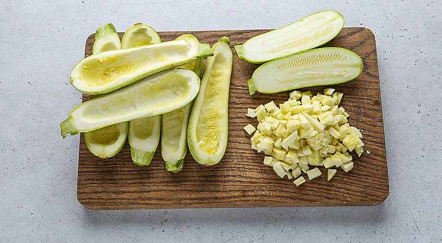 Кабачки, фаршированные салями