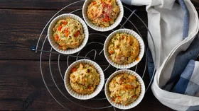 Кексы с кабачками, курагой и пряными травами