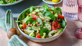 Салат с курицей, авокадо и грейпфрутом