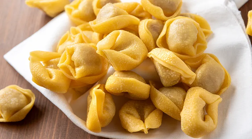  У свежих тортеллини оболочка должна быть равномерного цвета: желтой для классических вариантов