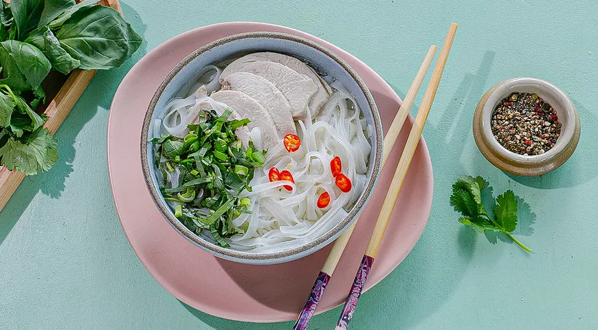 Куриный суп с рисовой лапшой по-азиатски