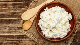 Белок в твороге: диетолог рассказала, какая часть суточной нормы содержится в одной пачке