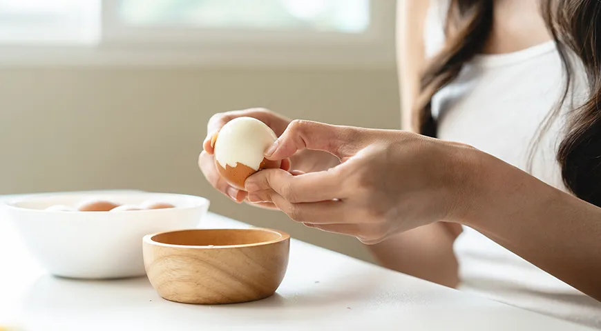 Яйца содержат мало калорий и много белка, что делает их идеальным продуктом для тех, кто следит за весом