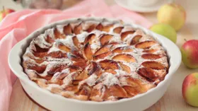 Яблочная шарлотка