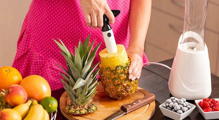 Покупать гаджет для чистки ананаса необязательно, с этой задачей можно справиться и при помощи обычного ножа