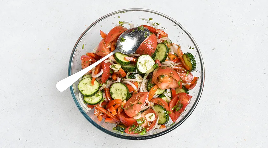 Салат из помидоров, огурцов, болгарского перца и лука (на зиму)