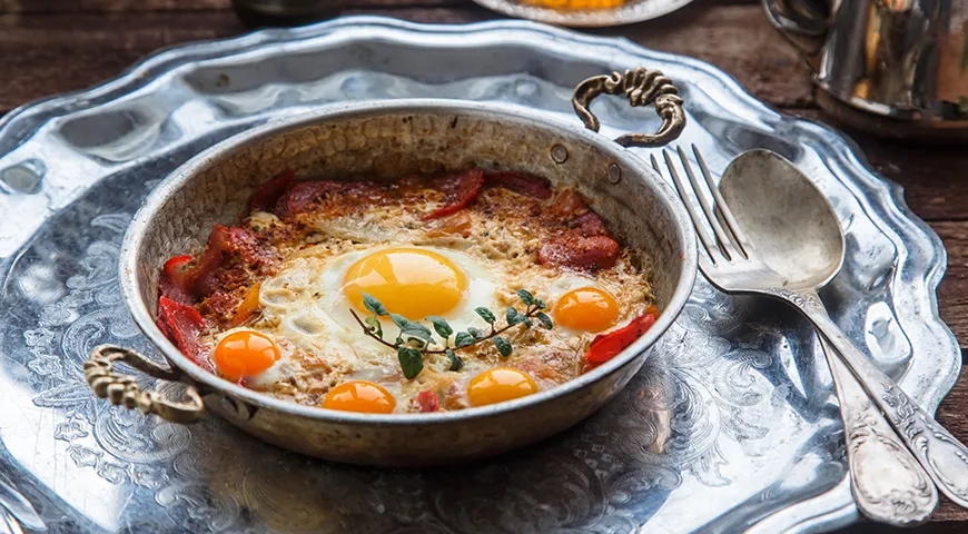 Яичница с тонкими, слегка поджаренными ломтиками бастурмы