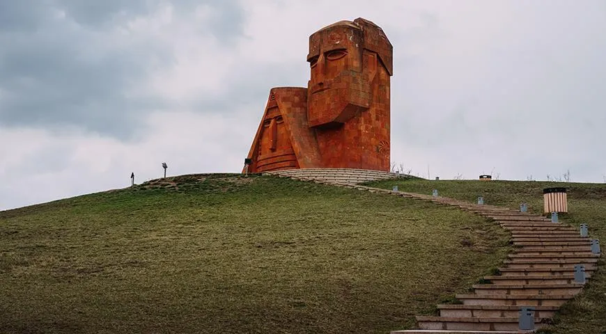 Монумент «Мы — наши горы» («Татик и папик»)