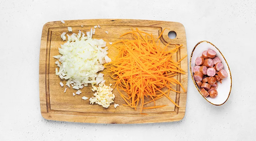 Картошка с охотничьими колбасками в духовке