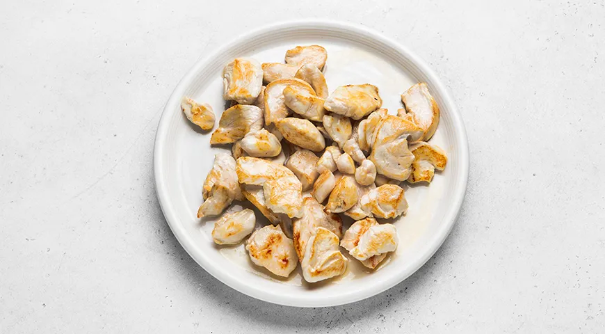 Куриное филе со сметаной и морковкой на сковороде