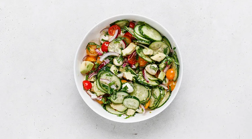 Салат с авокадо, помидорами, огурцами и моцареллой