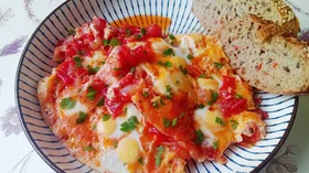 Шакшука с томатами и перепелиными яйцами