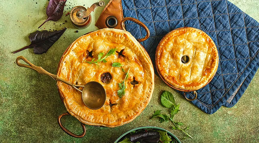 Рагу из говядины с овощами под крышкой из теста
