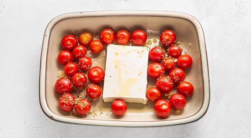 Спагетти с фетой и помидорами черри