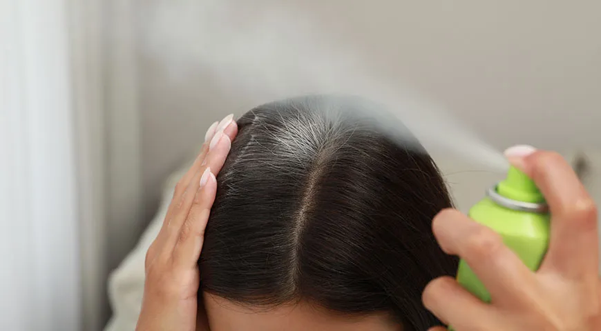 Использование сухих шампуней позволит сохранить волосы свежими и объемными дольше
