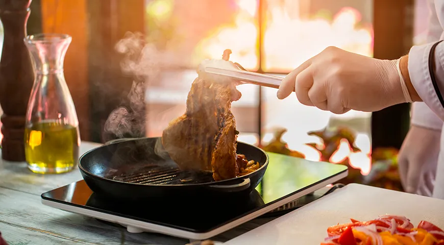 Мясо перед жаркой должно быть сухим, можно его смазать растительным маслом для получения корочки. А придать свинине выразительный вкус помогут специи и соусы