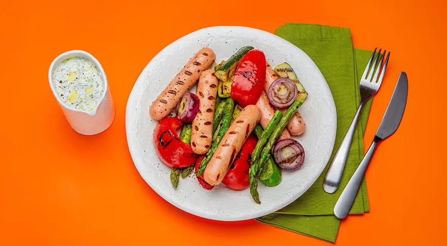 Сосиски с овощами на гриле с чесночным соусом