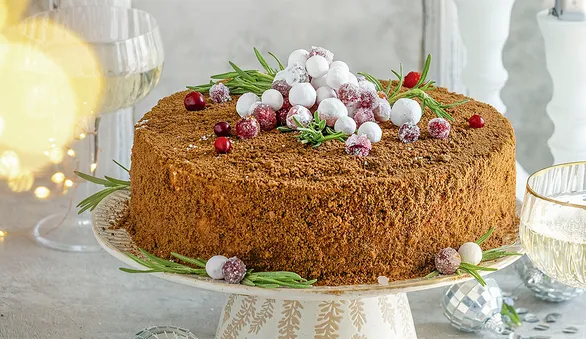 Шоколадный медовик со сметанным кремом: как приготовить, рассказывает кондитер