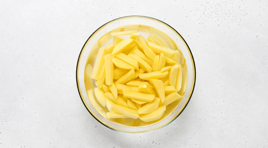 Жаренная картошка с колбасой на сковороде