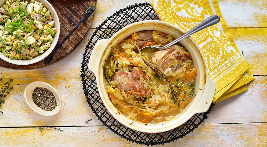 Рецепт свиного окорока с квашеной капустой в горшочке