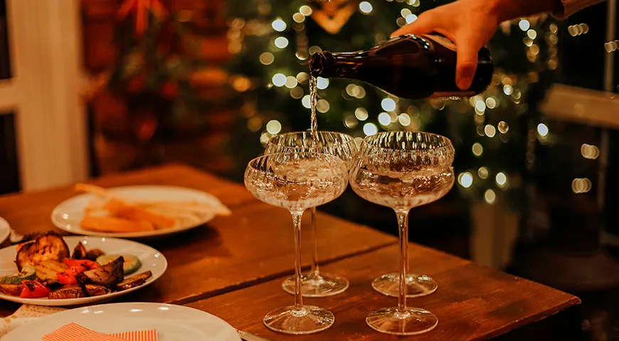 Для традиционного праздничного ужина выбирайте шампанское. Если же ищете легкость, возьмите просекко