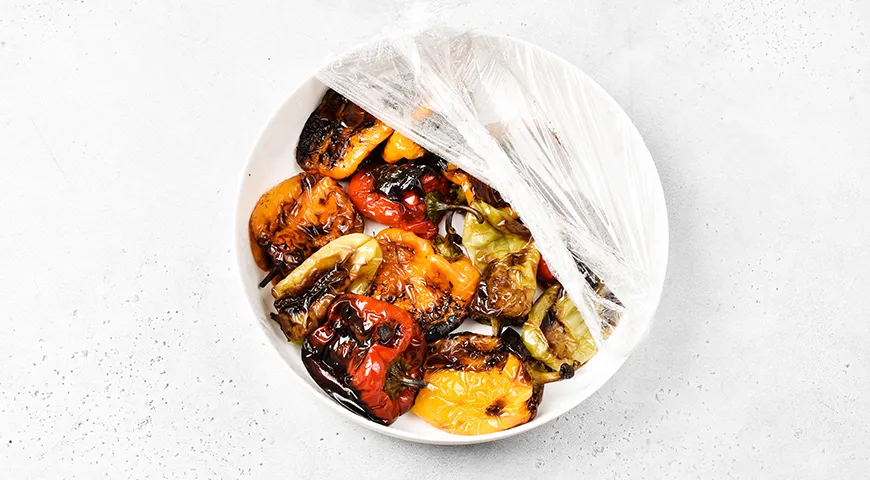 Запеченные перцы, маринованные с чесноком