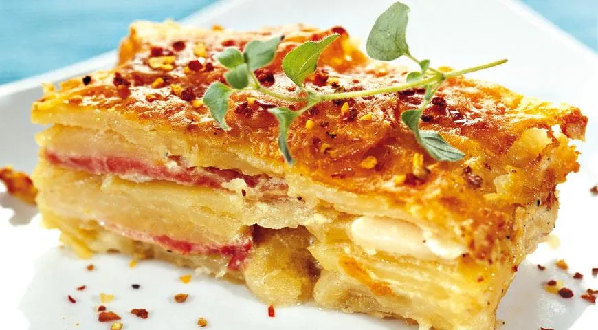 Запеканка из картошки и лука с молочной заливкой и сыром