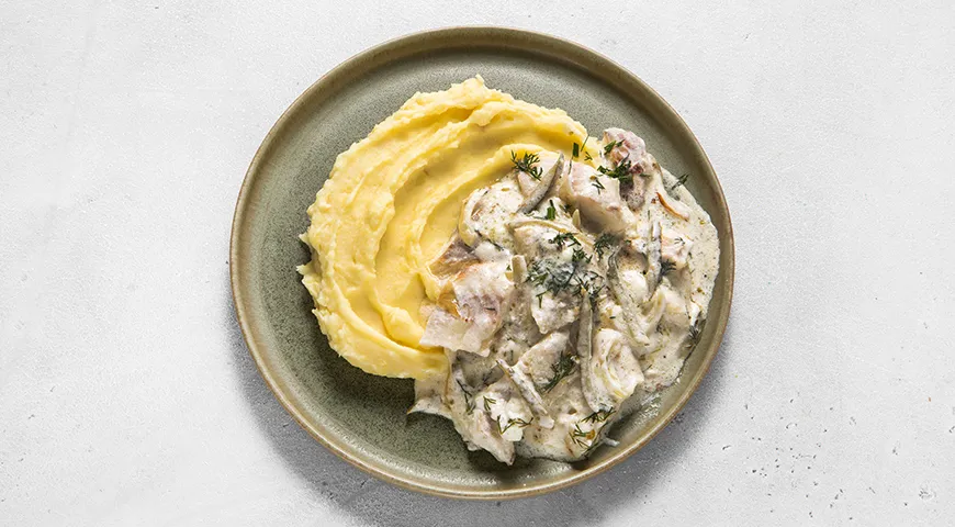 Рыба в сметанном соусе с солеными огурцами