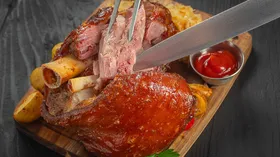 Как сделать рульку с идеальной хрустящей корочкой: шеф-повар назвала проверенные способы